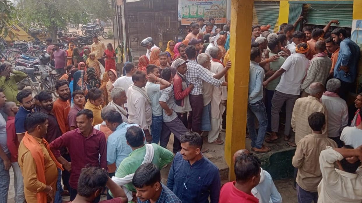 Farmers queuing up since dawn for fertilizers shortage of DAP service center Farming is getting affected