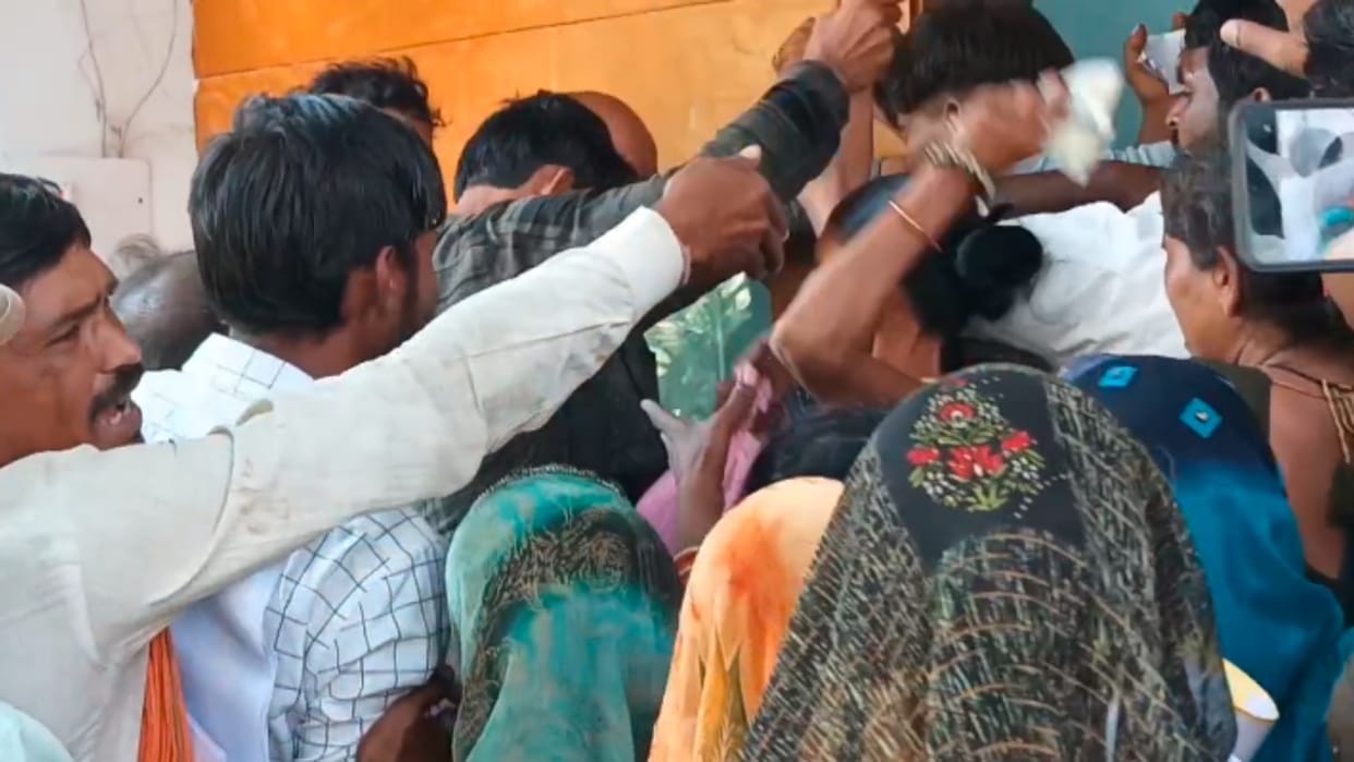 Chhatarpur: Woman standing in line for fertilizer beats up young man, pushes him out of line