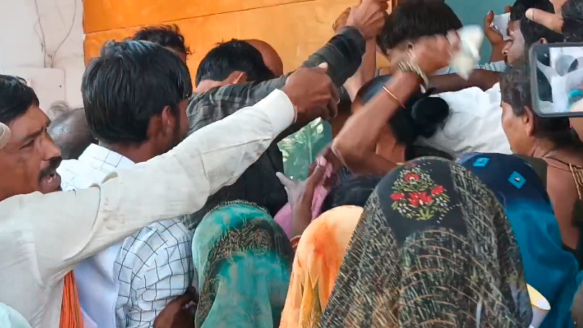 खाद की लाइन में लगी महिला ने किसान से मारपीट कर दी।