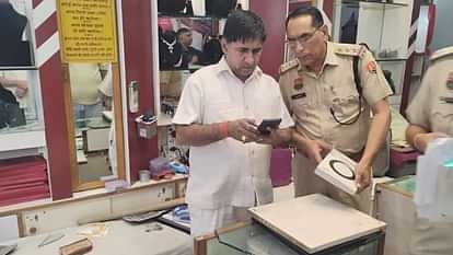 ज्वेलर्स की दुकान पर फायरिंग: रेवाड़ी में तीन नकाबपोश बदमाशों ने की वारदात, दुकानदार के पैर पर लगी गोली Firing at jewelers shop in Rewari shopkeeper injured