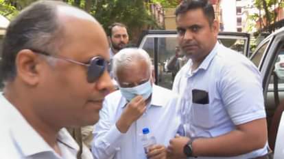 सुनवाई के लिए अदालत जाते नरेश गोयल (मास्क में)।