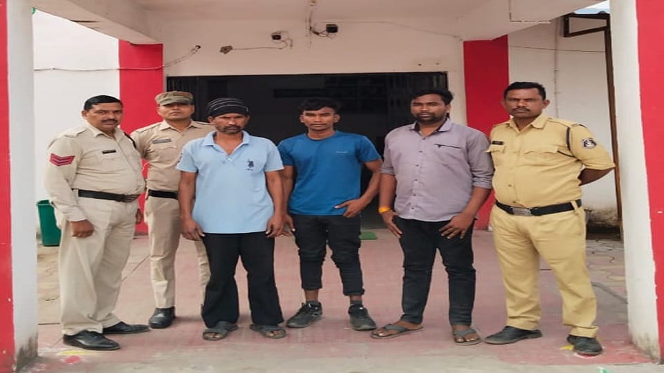 पुलिस की गिरफ्त में आरोपी