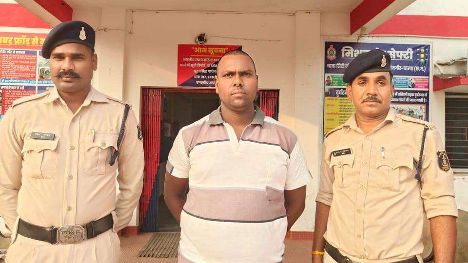 पुलिस की गिरफ्त में आरोपी