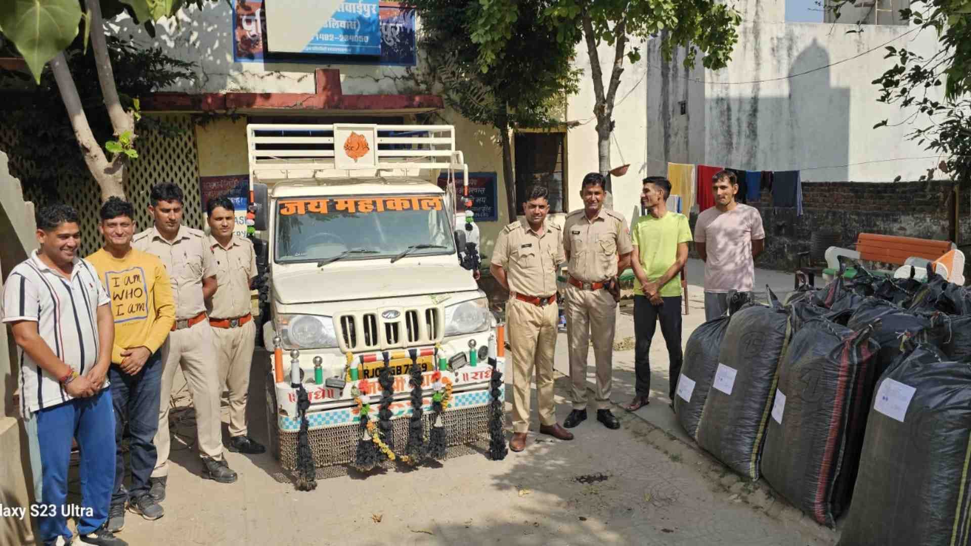 पुलिस की गिरफ्त में आरोपी।