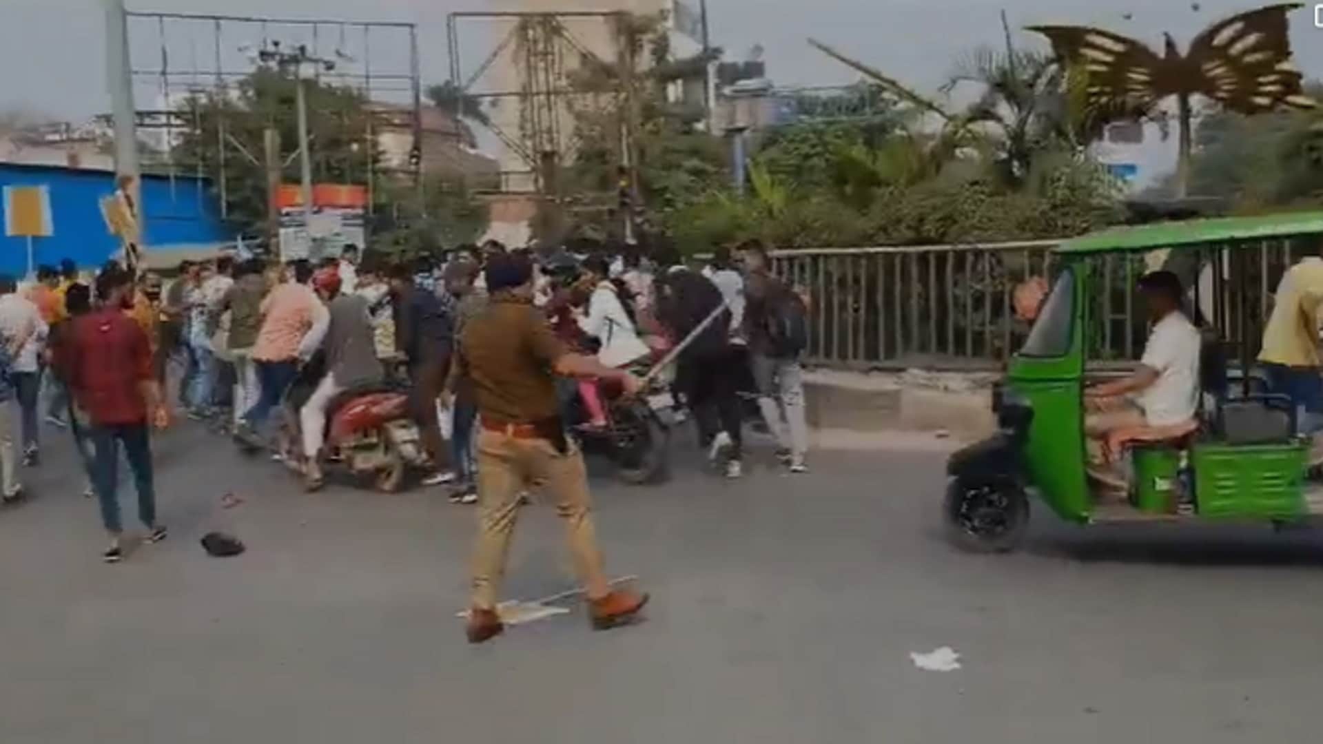 UPPSC: Police lathicharged the agitating competitive students, stampede broke out