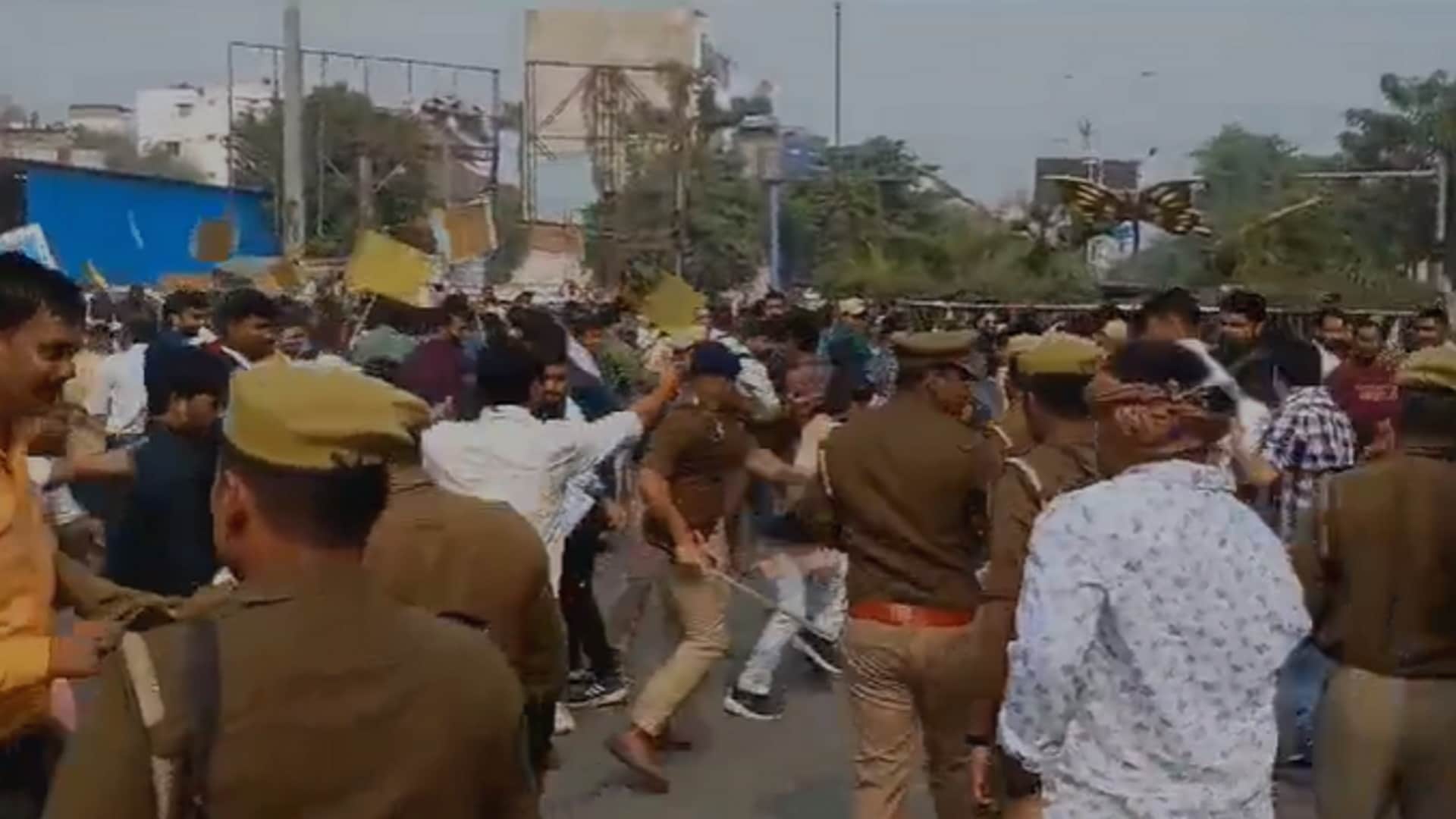 UPPSC: Police lathicharged the agitating competitive students, stampede broke out
