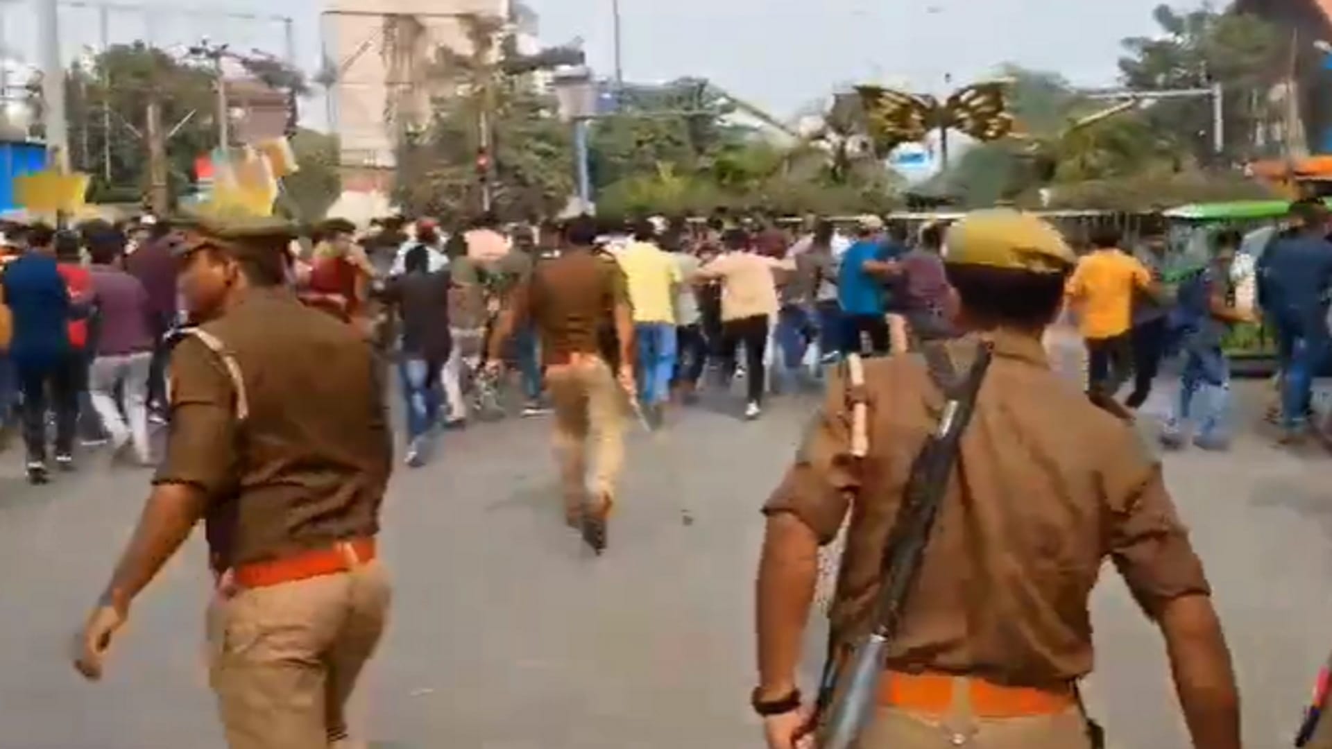 UPPSC: Police lathicharged the agitating competitive students, stampede broke out