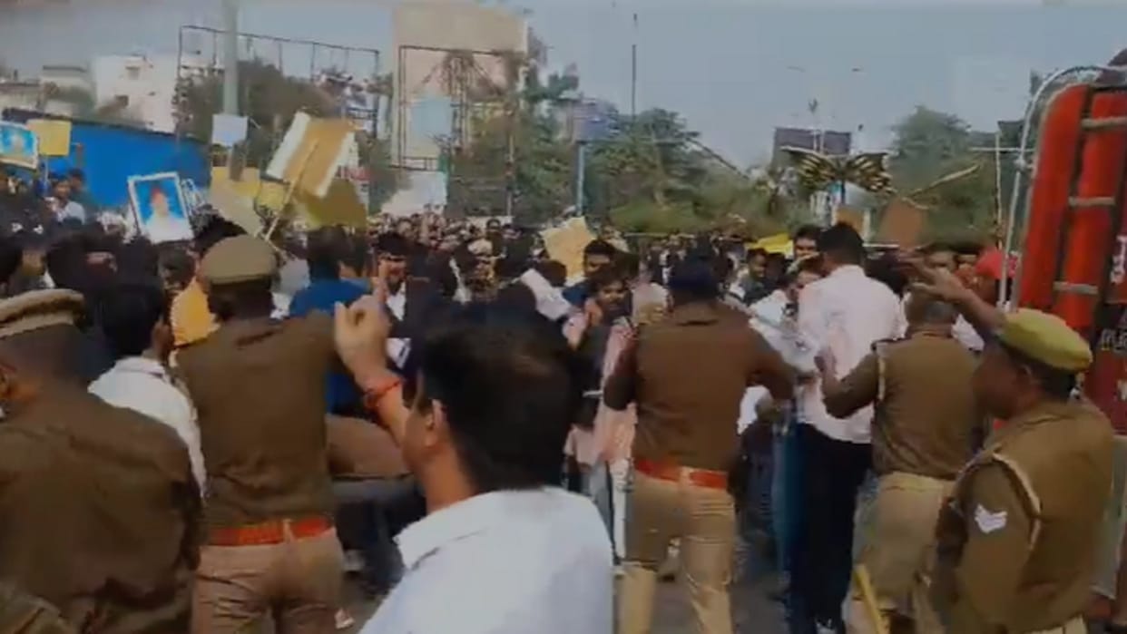 UPPSC: Police lathicharged the agitating competitive students, stampede broke out