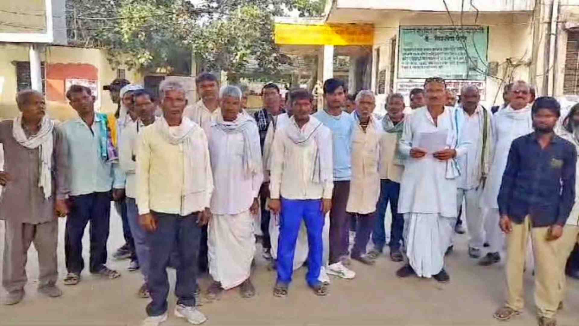 प्रदर्शन करते ग्रामीण।
