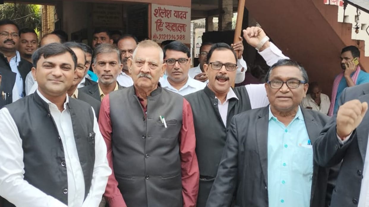 Lawyers of Jaunpur demanded action against police officers regarding Ghaziabad case