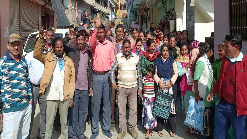 Workers temper rises due to hanging of locks in Labor Department office in pithoragarh