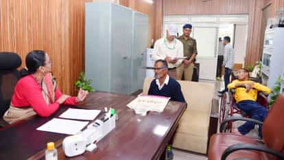 सीएस राधा रतूड़ी ने दिव्यांगों से मुलाकात कर सुनी उनकी समस्याएं देहरादून उत्तराखंड न्यूज़