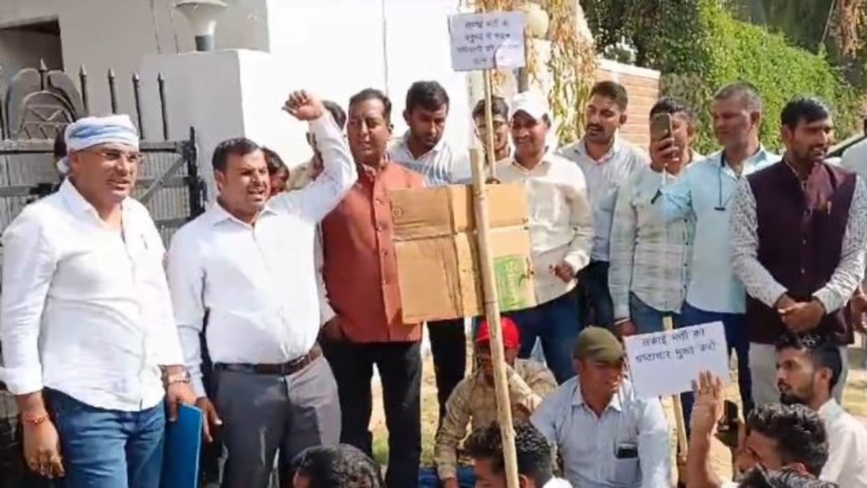 Jaipur News: Sanitation workers create ruckus over change in recruitment process, police lathicharges