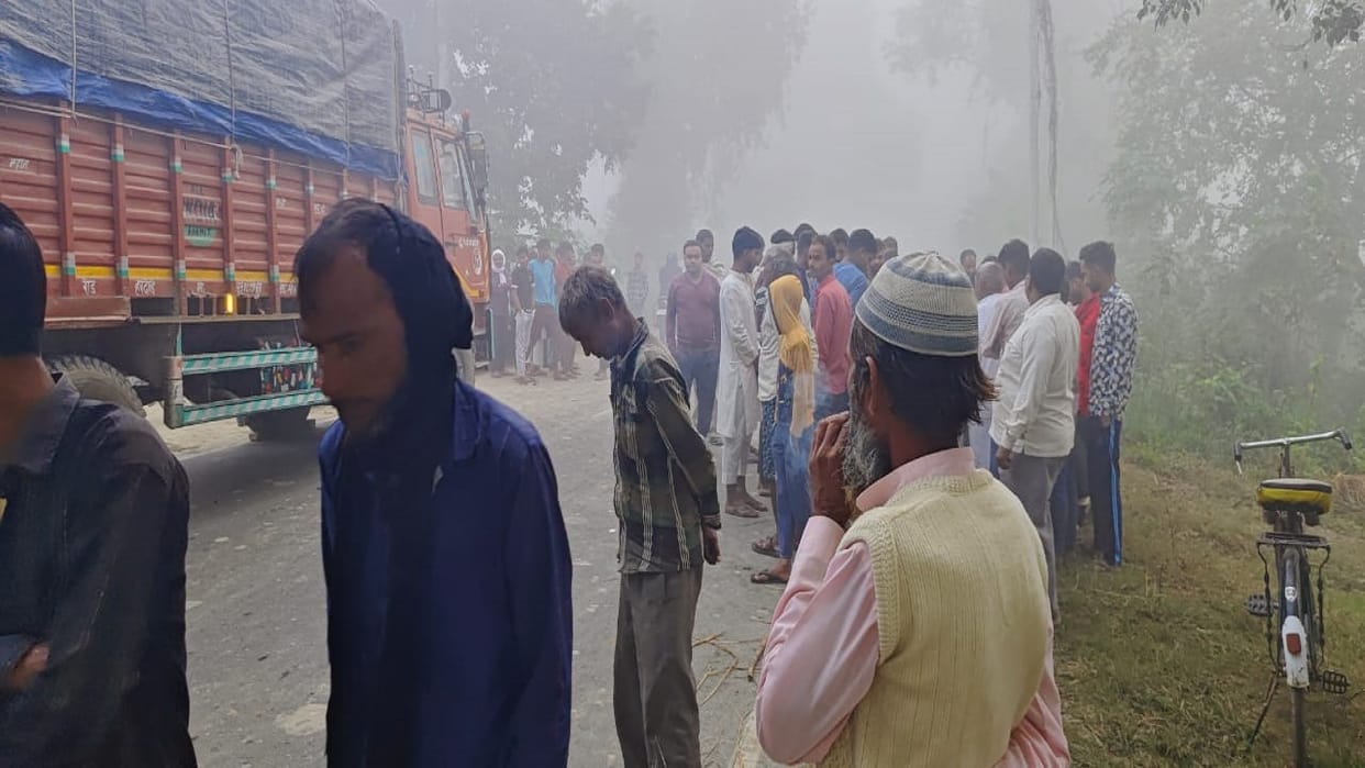 two youths died due to bike collided with DCM parked on the road in lakhimpur kheri