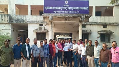 Teachers submitted a memorandum to SDM in the name of CM in Kabirdham
