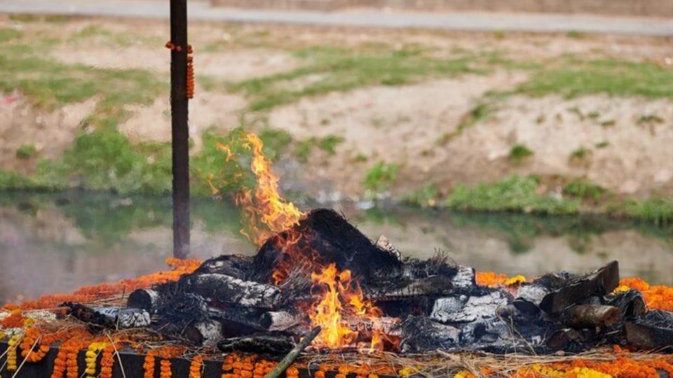 dead body of old man kept for last rites Dispute over crematorium land in Agra