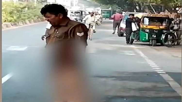 खबर शहर , UP: यूपी पुलिस के सिपाही ने बीच सड़क पर चौकी के सामने किया ऐसा काम…शर्म से पानी-पानी हुए लोग, वीडियो वायरल – INA