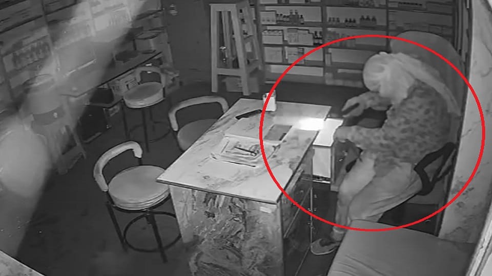 Rs 1.25 lakh stolen from Gopal Medical Store act captured on CCTV camera in Janjgir Champa