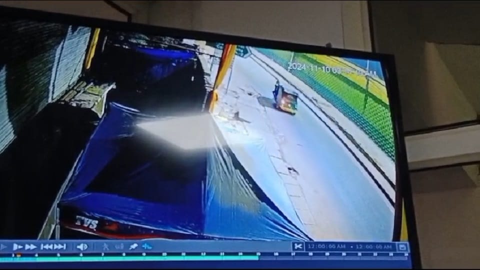 Thieves came by auto took six batteries and money from the shop incident was captured in CCTV