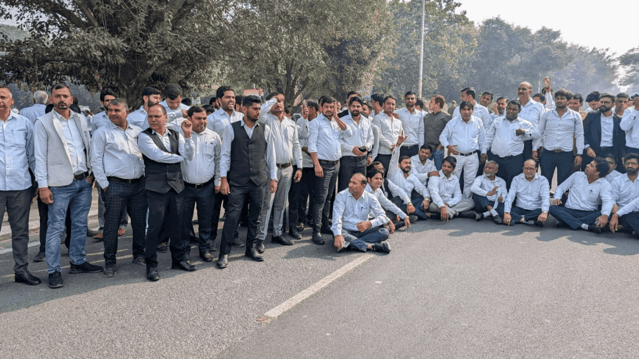 Advocates protest in Ghaziabad and Greater Noida road blocked outside Collectorate premises