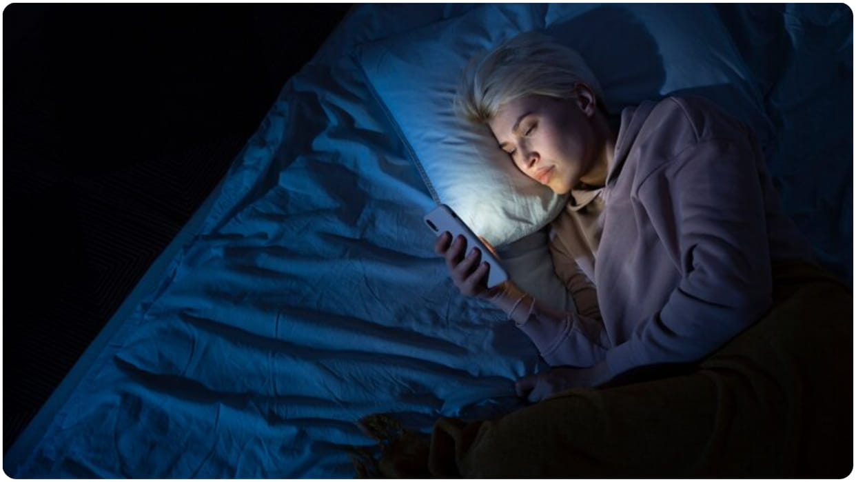 World Sleep Day: The white light of the mobile phone is not allowing us to sleep peacefully