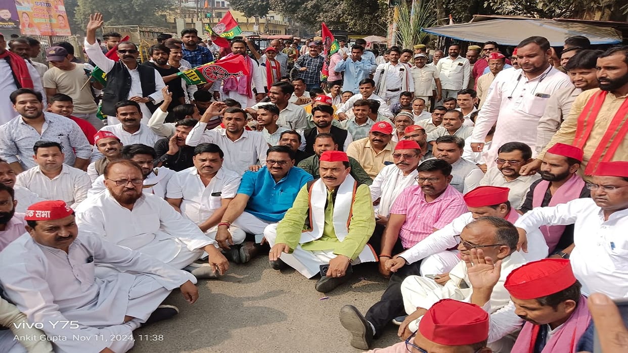 sp workers protest against black marketing of fertilizer in Shahjahanpur