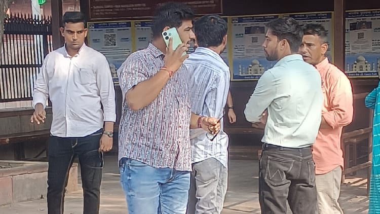 खबर शहर , Taj Mahal: डीएम की हिदायत, फिर भी नहीं बदली हकीकत, ताज पश्चिमी गेट से शिल्पग्राम तक…लूट की खुली छूट – INA