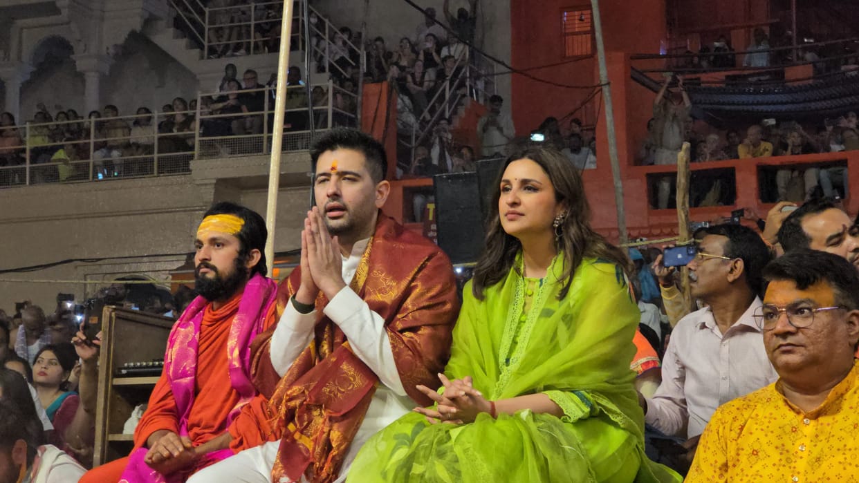 Varanasi News AAP Rajya Sabha MP Raghav Chadha and Parineeti Chopra watched Ganga Aarti