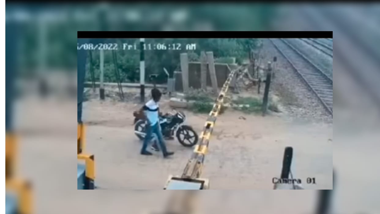 train ka video man wait on railway crossing indian railways