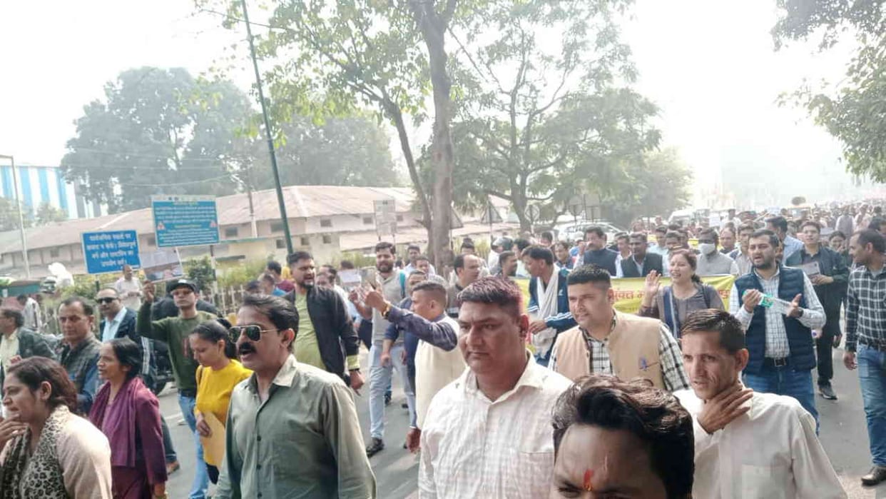 UPNL employees march to secretariat in Dehradun federation receives support Uttarakhand News in hindi