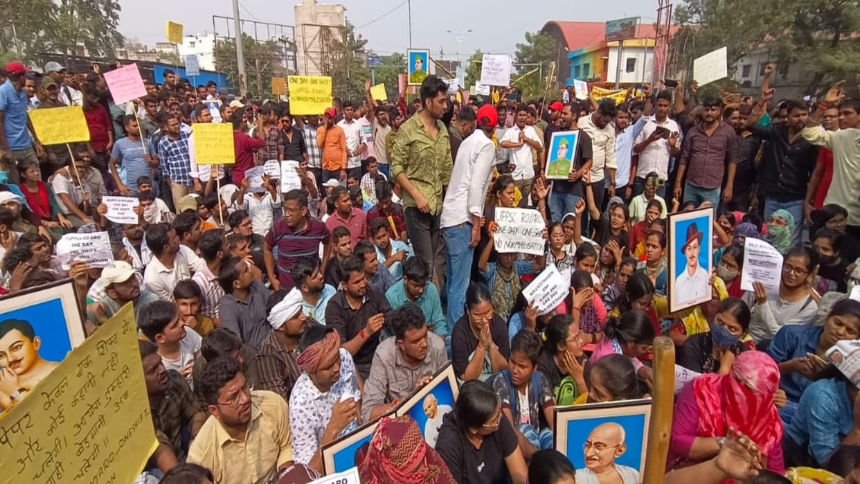 UPPSC: Students came out carrying posters of Gandhi, Azad, Bhagat and Netaji Subhachandra Bose