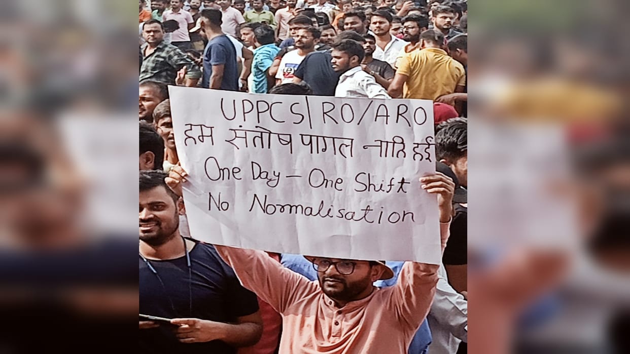 UPPSC Protest: Slogan of competitive student goes viral, written - We are not crazy about Santosh