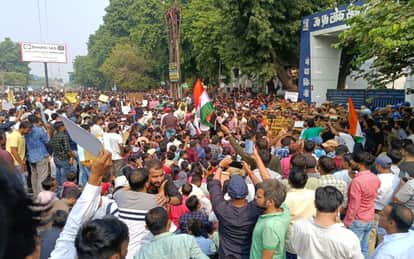 यूपीपीएससी के सामने जुटे प्रतियोगी छात्र।