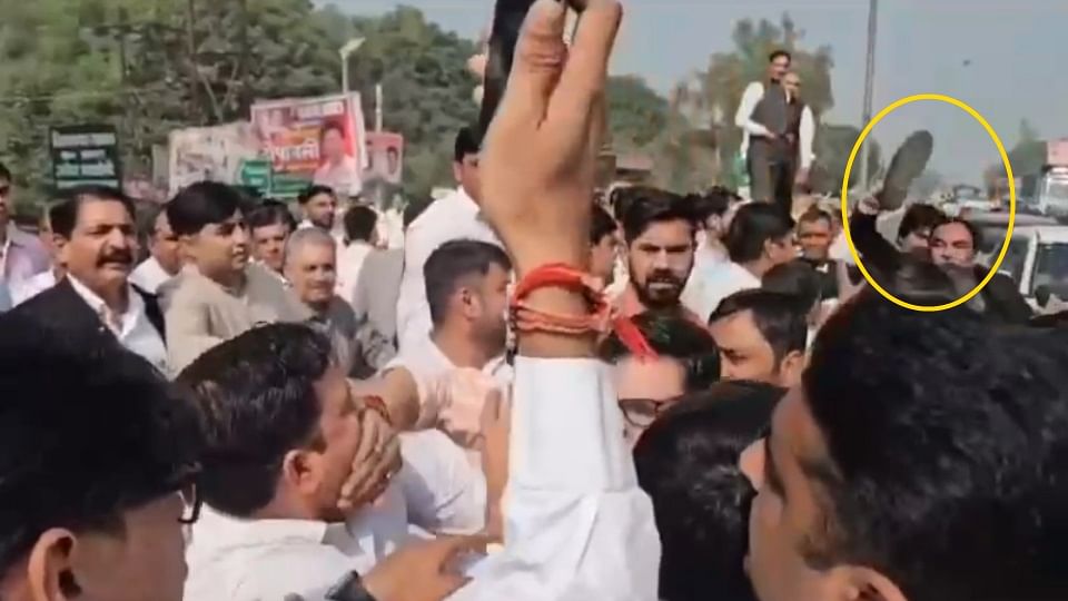 Baghpat Advocates clashed with each other during jam, District Bar Association President picked up shoes