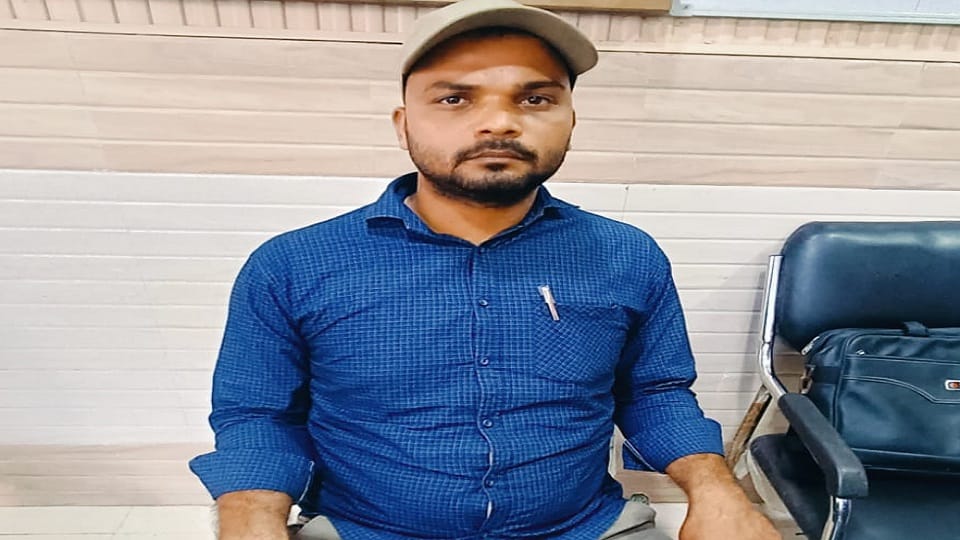 Trainee lekhpal caught red handed taking bribe suspended
