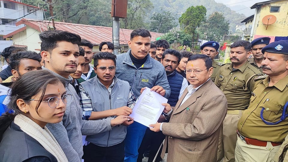 Police stopped student leaders going to gherao the commissionerate in nainital