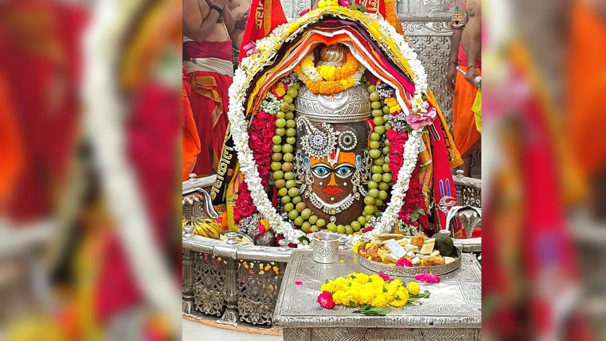 Mahakal decorated for devotees in different forms in five aartis on Dev Diwali