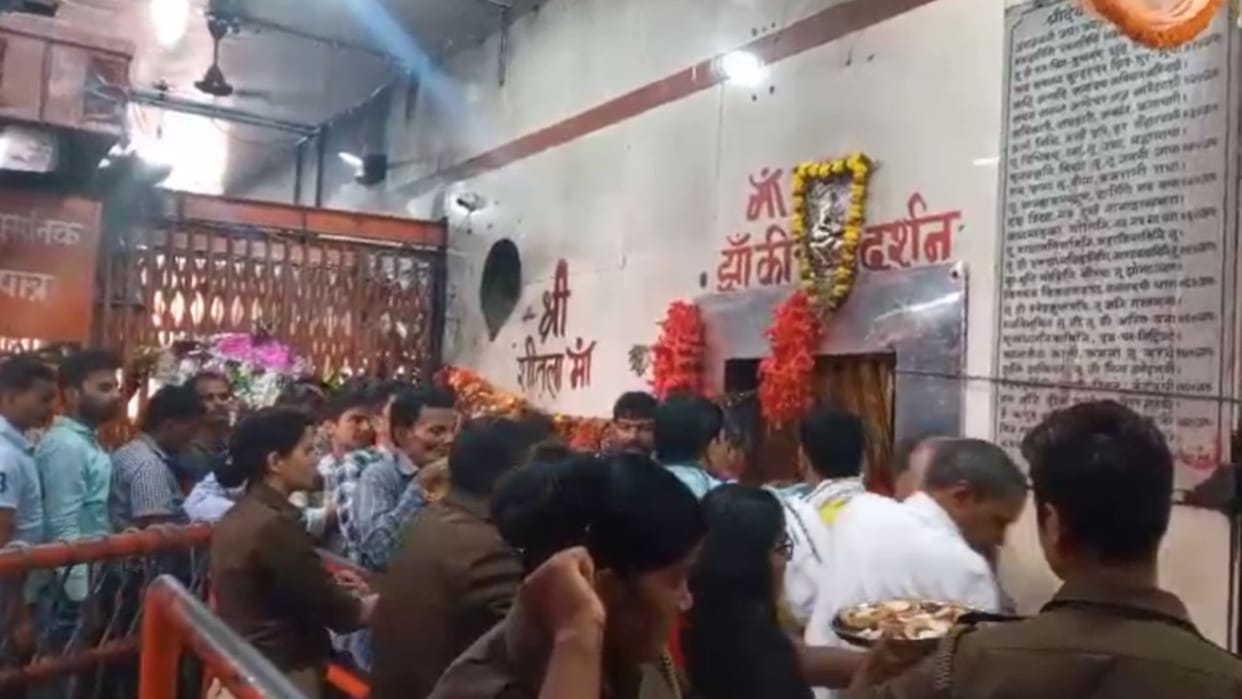 On the occasion of Hari Prabodhini Ekadashi, a huge crowd of devotees gathered to worship at the Vindhyavasini
