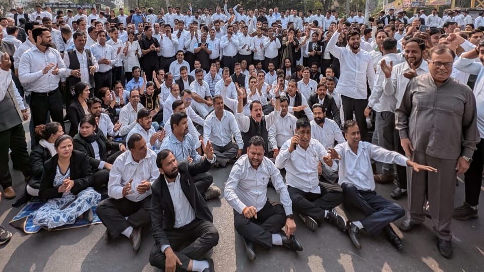 lawyers' strike in Ghaziabad continued on the seventh day on Monday