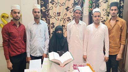हाथ से लिखे कुरान के साथ शाजिया और उसके परिजन।