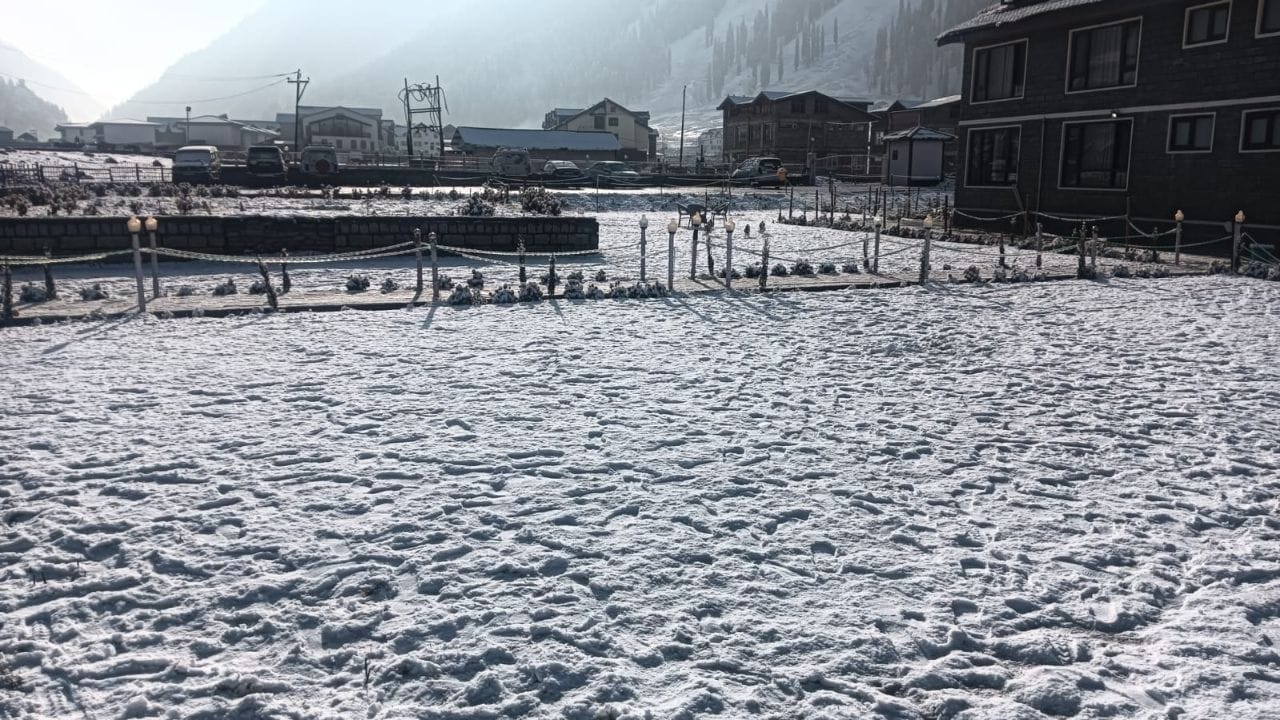 J&K Snowfall: Srinagar-Leh Highway closed