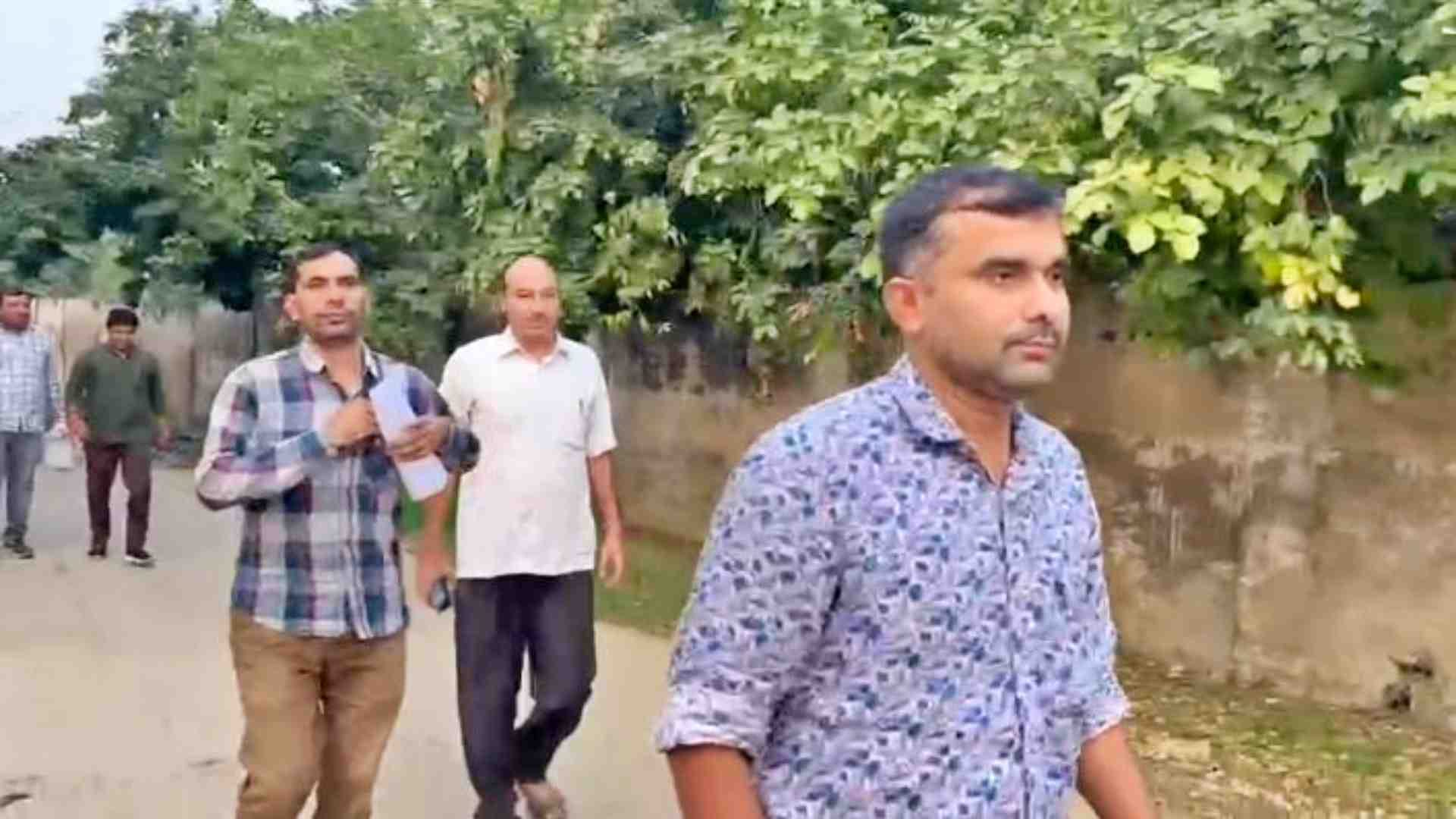 कार्रवाई के लिए पहुंची एसीबी टीम।