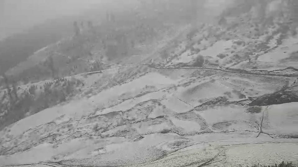 Season's first snowfall in Kashmir, hailstorm along with rain in Rajori