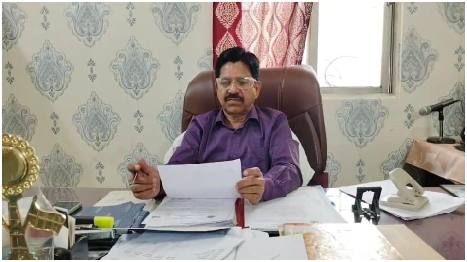सीएमएचओ डॉ. आरके अठया ने जारी किया नोटिस।