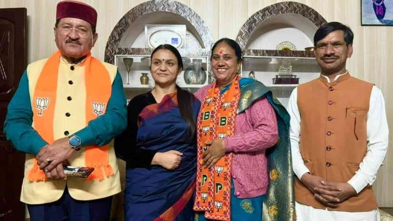 Kedarnath By Election Photos going viral on social media Asha Nautiyal former CM Harish Rawat met Aishwarya