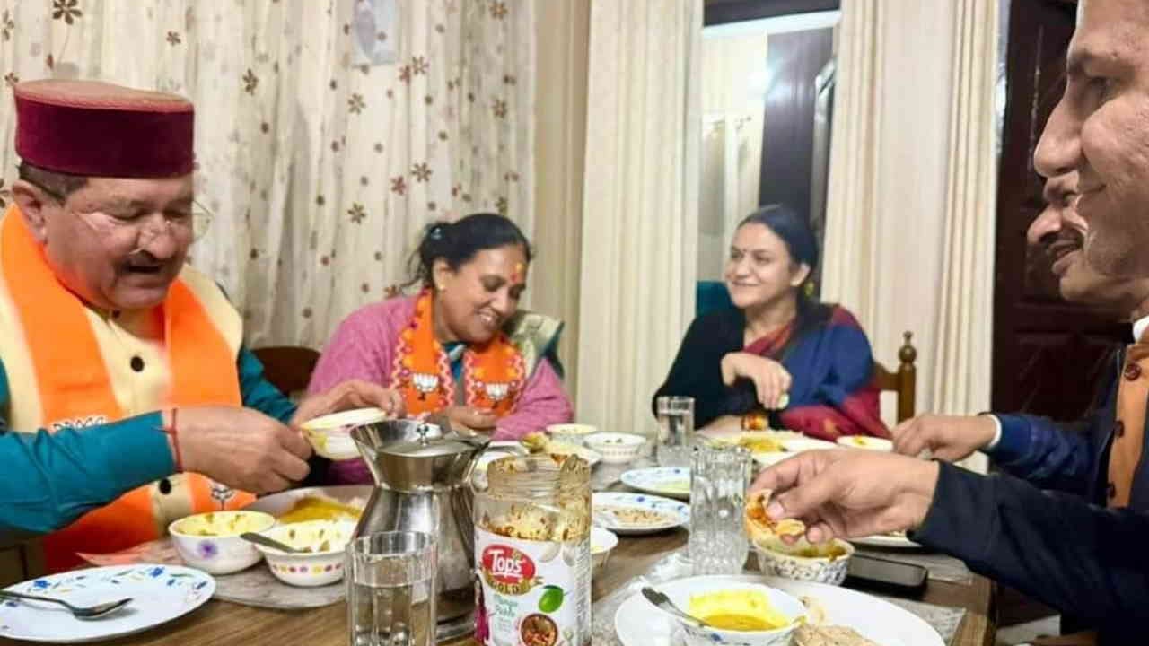 Kedarnath By Election Photos going viral on social media Asha Nautiyal former CM Harish Rawat met Aishwarya