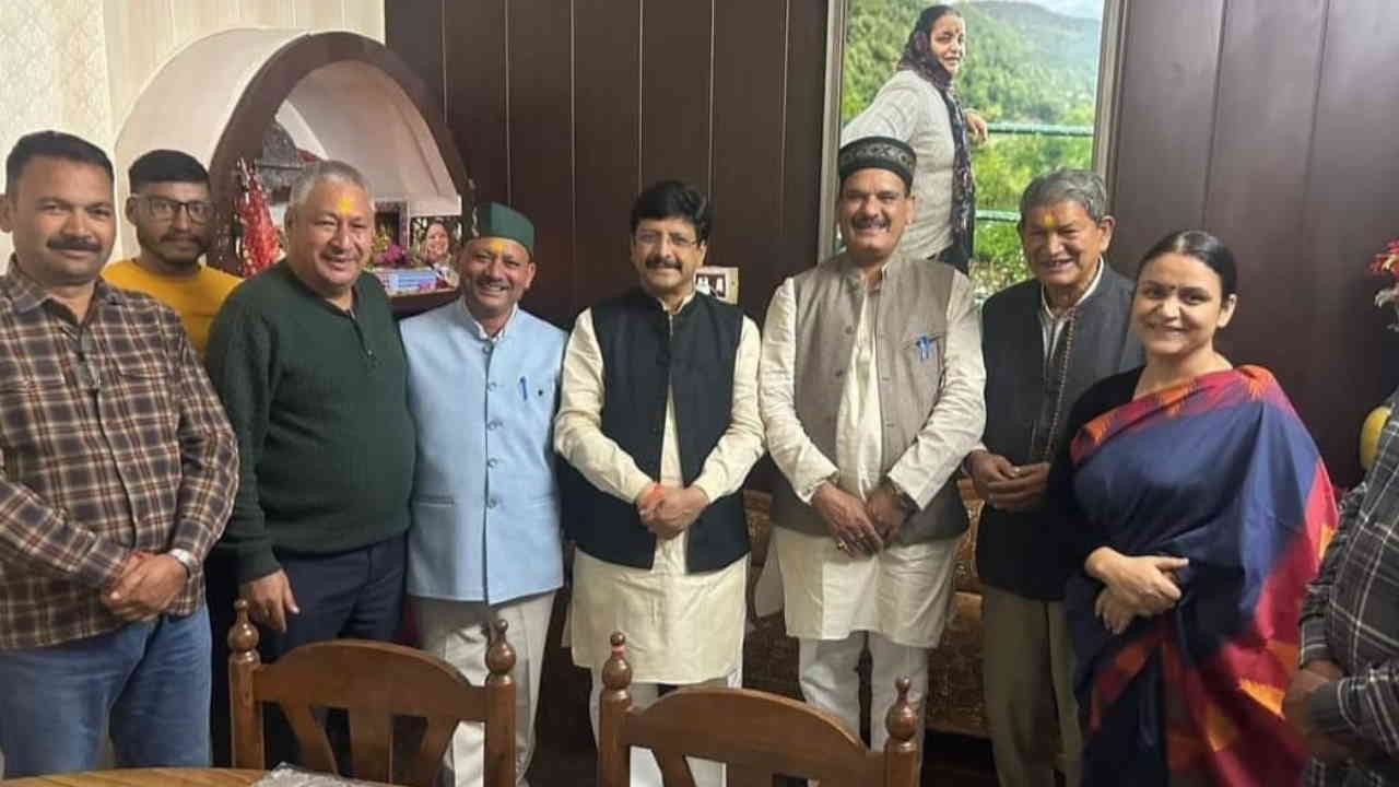Kedarnath By Election Photos going viral on social media Asha Nautiyal former CM Harish Rawat met Aishwarya