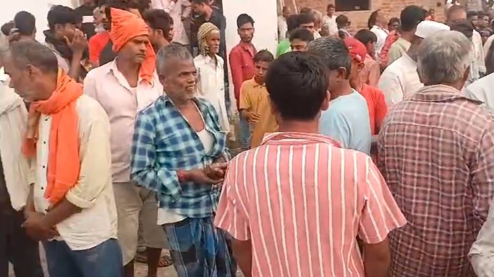 school bus collided with bike from front In Balrampur brother-in-law and brother-in-law died on spot