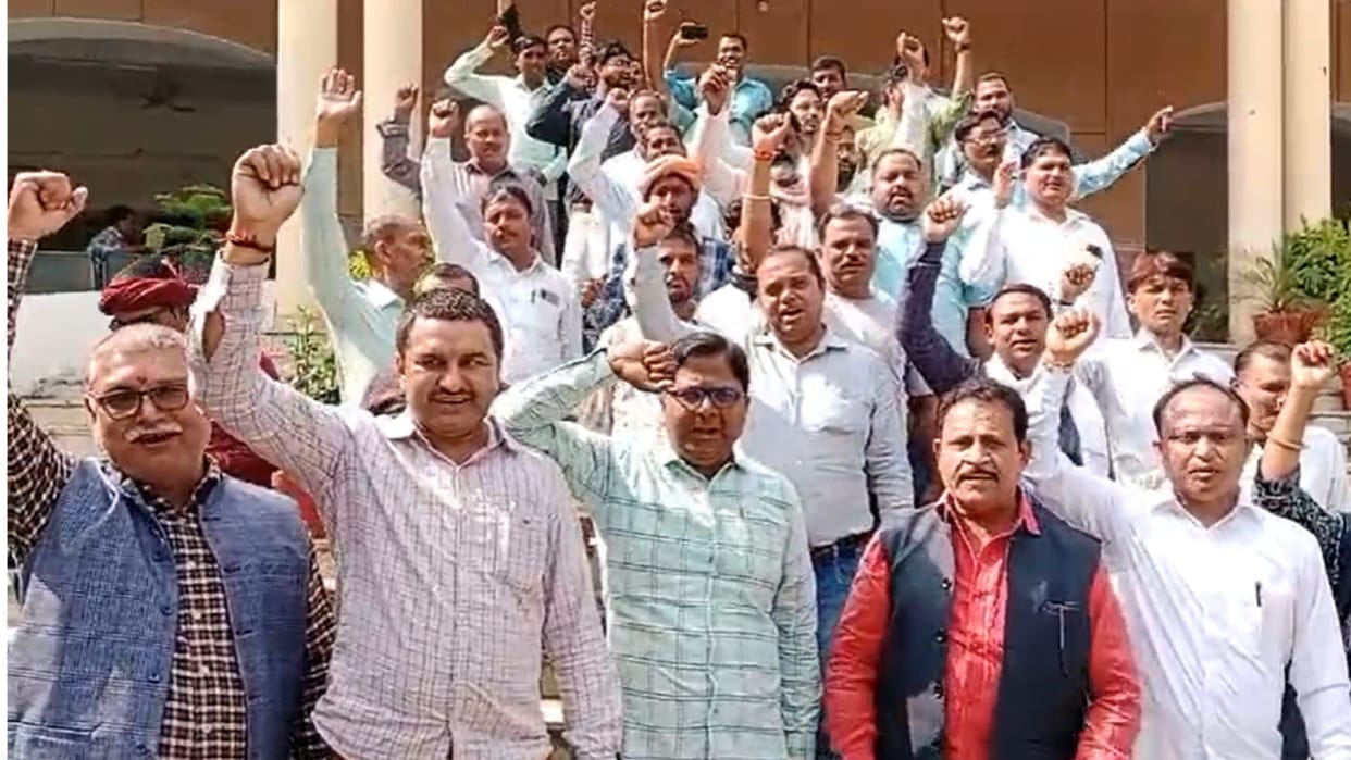 MNREGA employees are angry as they have not received their honorarium for four months