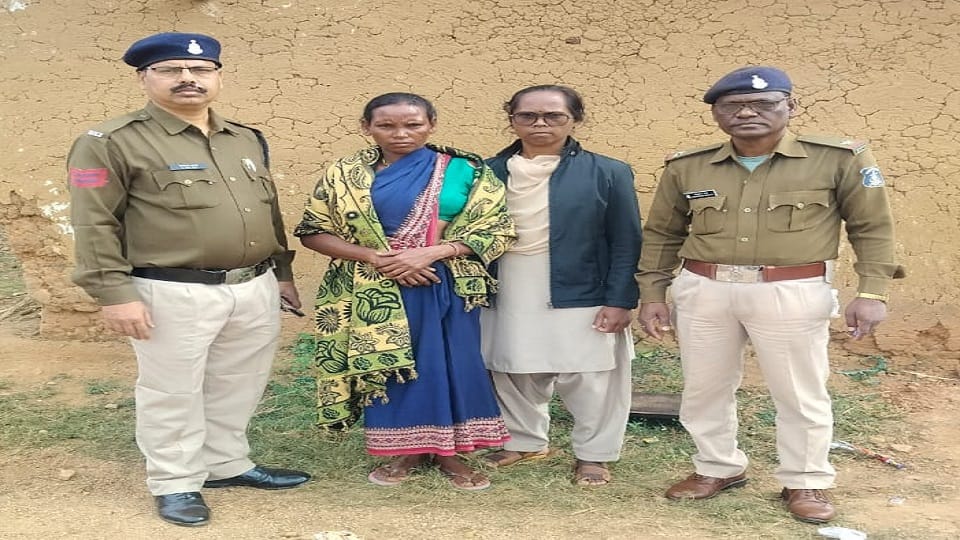 Husband sold rice for liquor wife killed him accused woman arrested from forest in Jashpur